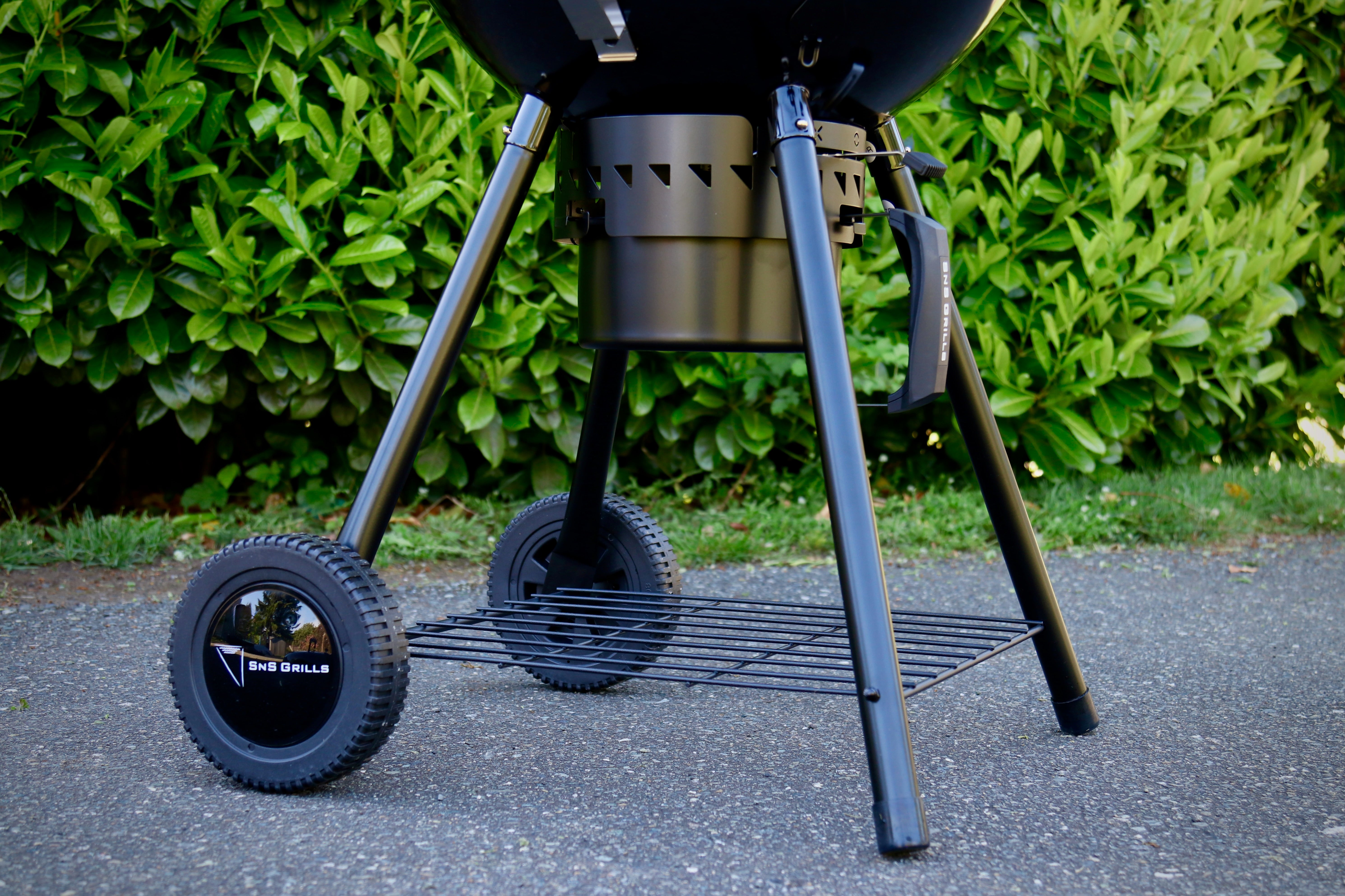 SnS Grills 22" Black Edition Kettle w/ Side Shelf - Thumbnail 5