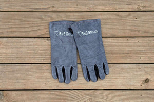 Whether you're spinning your EasySpin™ Grill Grate to get the perfect sear or handling hot coals, you'll want to reach for these SnS Grills branded gloves first!