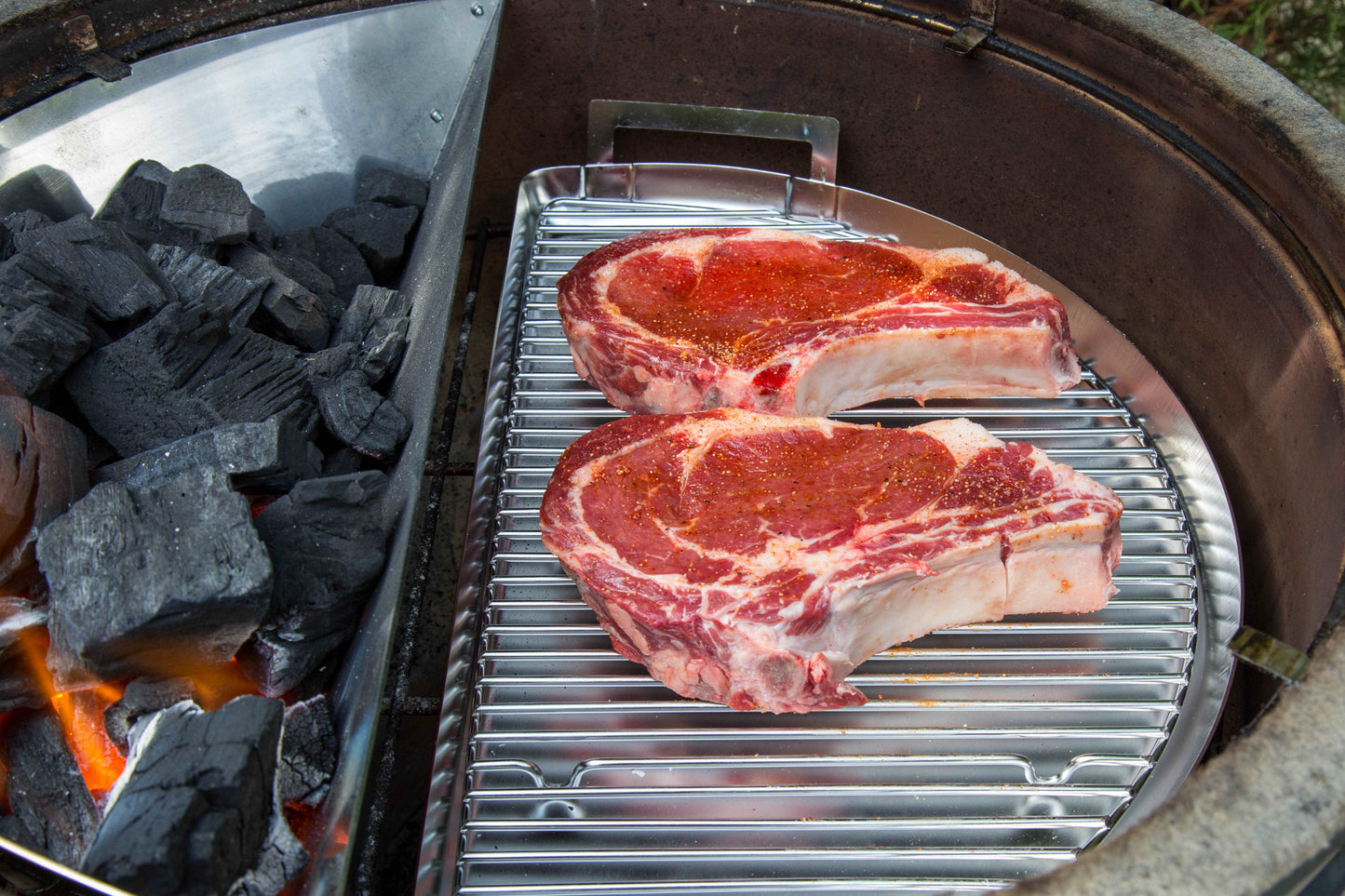 This Slow ‘N Sear® 2.0 Bronze Bundle from SnS Grills is the perfect pairing for your 22″ kettle!