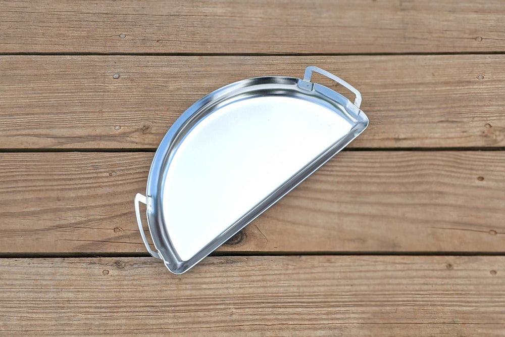 This Mini Drip Pan offers everything you love about our Drip 'N Griddle Pan but in a mini size! It features sleek, streamlined edges and exterior welded handles. The size is easily held with one hand for everyday use.